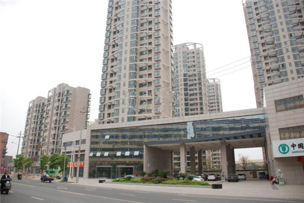 南昌市青云明珠小區(qū)面積18萬(wàn)方（小區(qū)），2017年榮獲南昌市示范小區(qū)榮